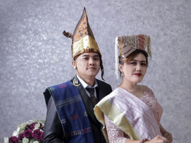 Pernikahan kudus Wanda Mehangga Sinamo dan Asri Yuni Pratiwi Saragih menjadi kisah yang penuh makna, haru, dan keteguhan iman.
