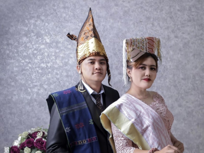Pernikahan kudus Wanda Mehangga Sinamo dan Asri Yuni Pratiwi Saragih menjadi kisah yang penuh makna, haru, dan keteguhan iman.