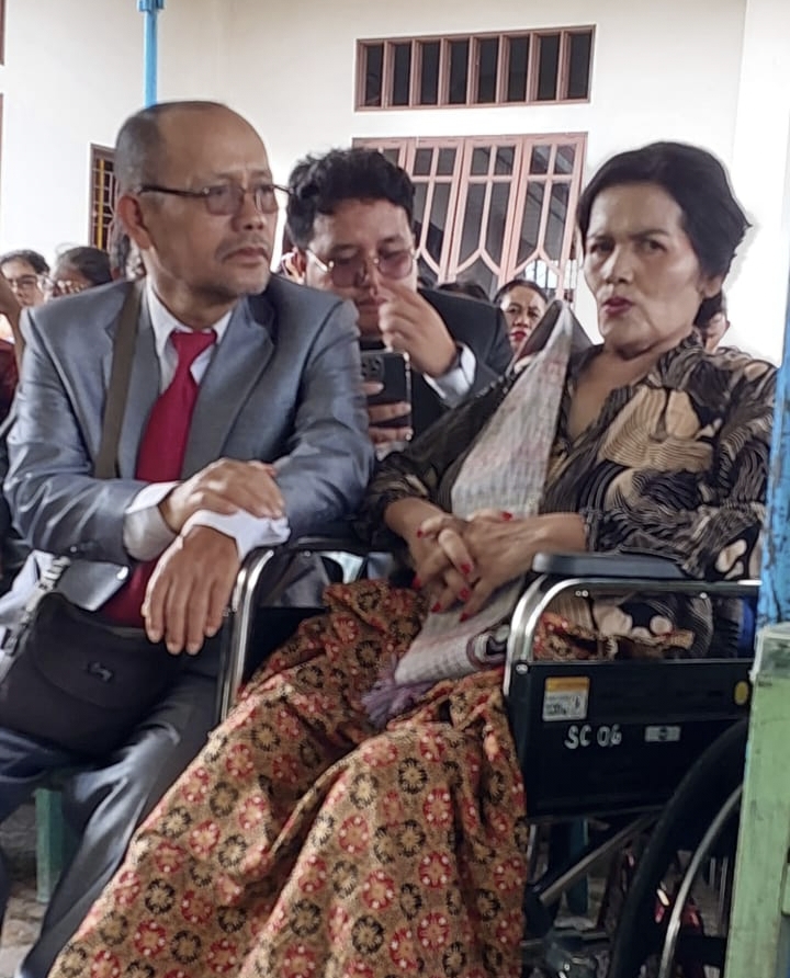 Kesedihan dan Sukacita Mengiringi Pernikahan Kudus Wanda dan Asri: Sebuah Momen Haru di Tengah Perjalanan Iman dan Budaya Kesedihan dan Sukacita Mengiringi Pernikahan Kudus Wanda dan Asri: Sebuah Momen Haru di Tengah Perjalanan Iman dan Budaya