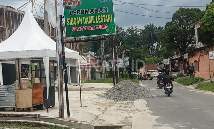 Material batu kerikil milik proyek perumahan berserak ke jalan. ist