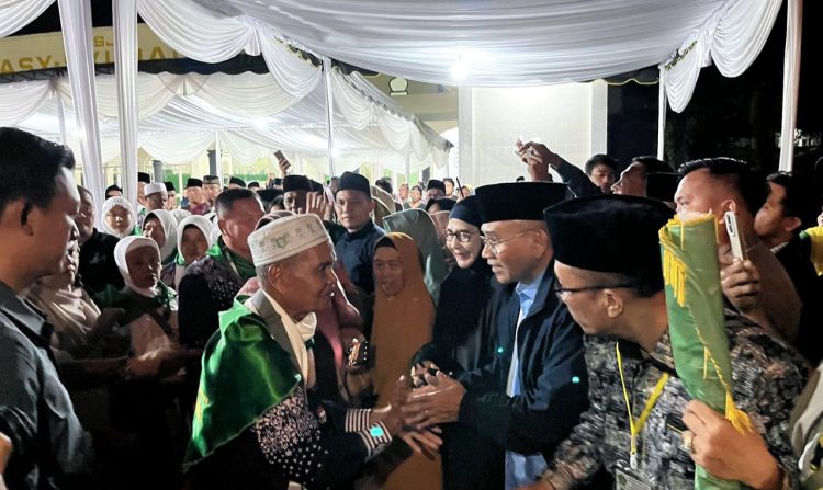 Bupati Simalungun Anton berangkatkan calon jemaah haji. ist
