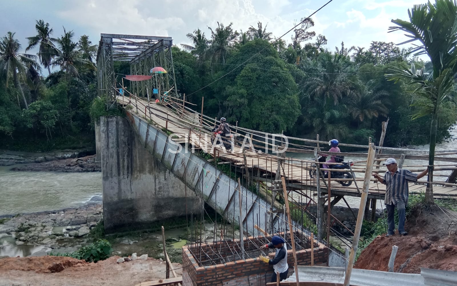 Jembatan penghubung antar nagori yang ambruk. (Foto: Akbar Harahap)