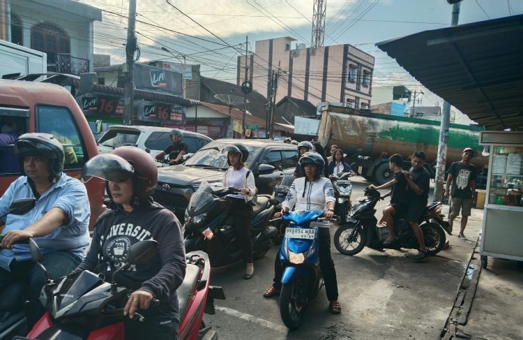 Kemacetan di lokasi terjadi pasca truk tangki alami mogok. (Foto: Gideon Surbakti)