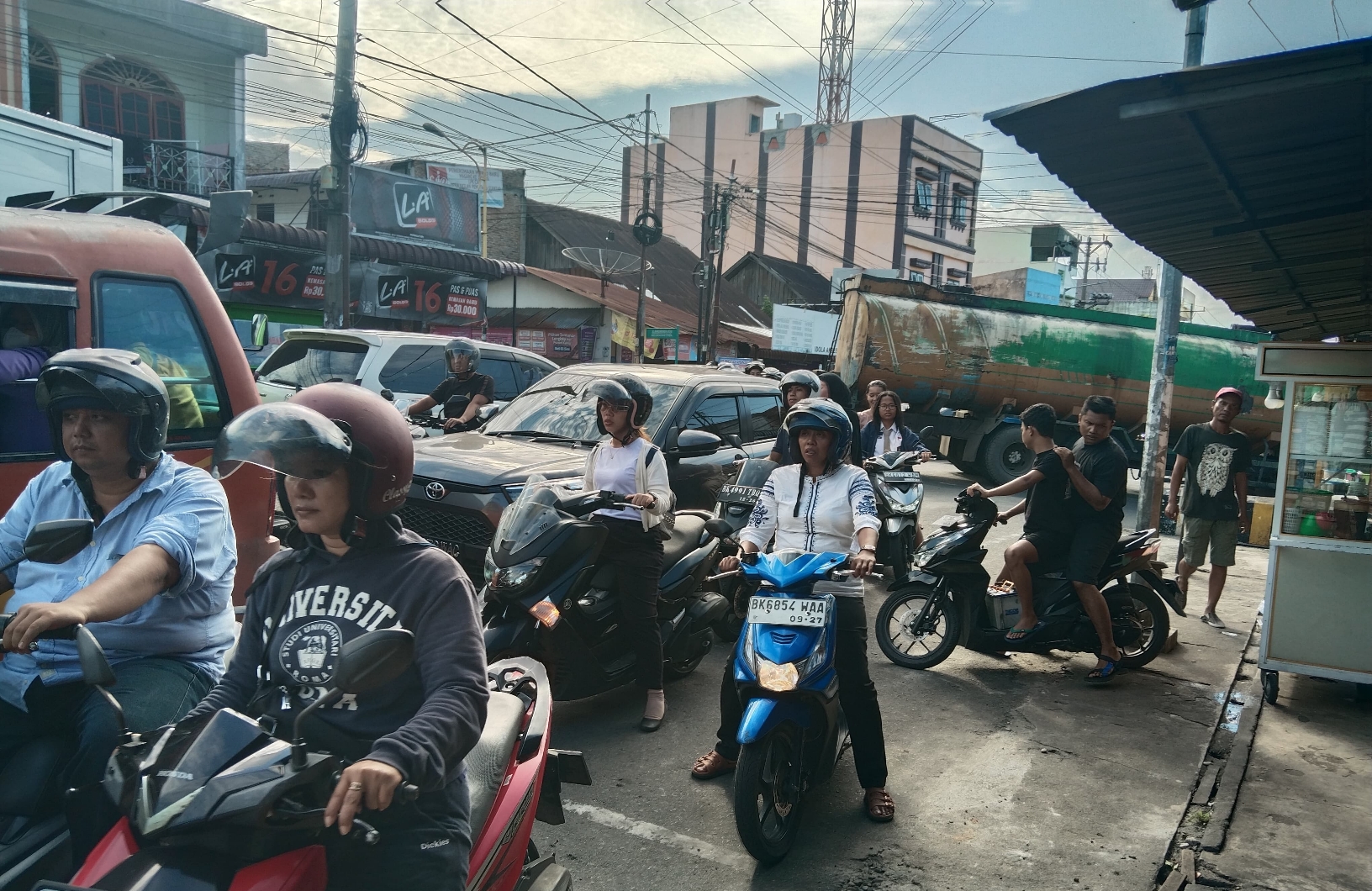 Kemacetan di lokasi terjadi pasca truk tangki alami mogok. (Foto: Gideon Surbakti)