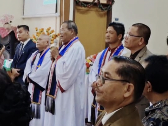 St Mangapuli Banurea, SPd memimpin kegiatan mengucapkan Salam Kedarahan Njuah-njuah dan dilanjutkan Oang setelah ibadah selesai.
