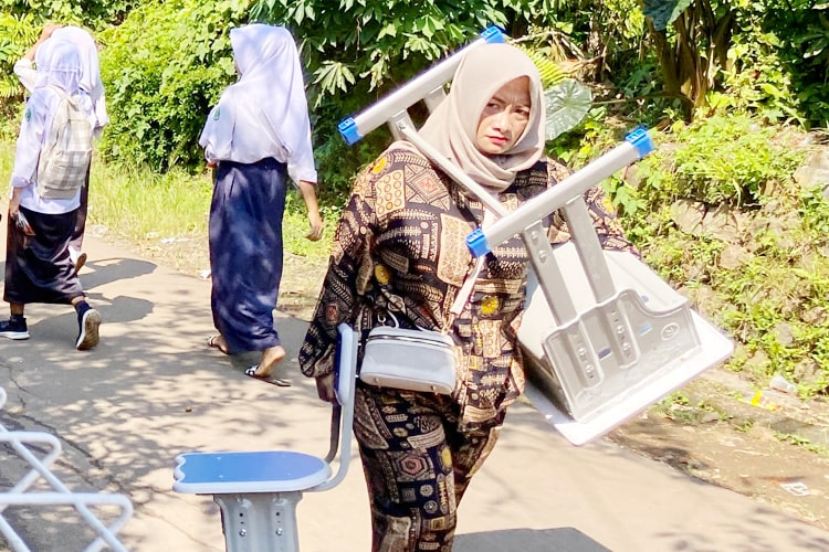 Wali murid ganti kursi sekolah yang rusak, yakni meja dan kursi. Insiden ini memicu polemik mengenai siapa yang seharusnya bertanggung jawab.