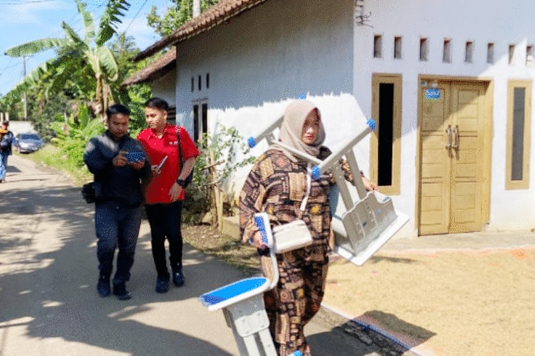 Arta Grace Monica, orang tua murid SD ganti kursi sekolah secara mandiri setelah dituduhkan dirusak oleh anaknya.