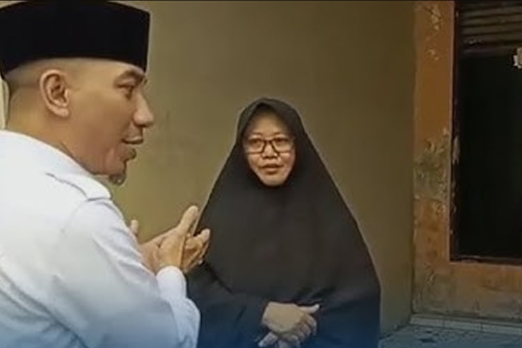 Kebijakan Kepala Sekolah SDN 2 Pasir Tangkil memicu kontroversi usai permintaan ganti rugi kepada orang tua siswa.