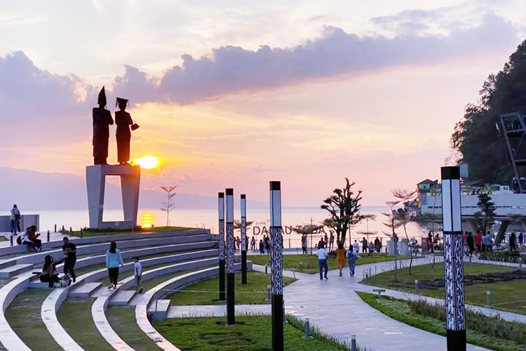 Pantai Bebas Parapat menjadi magnet wisata yang memadukan pesona alam Danau Toba dengan wajah destinasi yang lebih modern dan inklusif.
