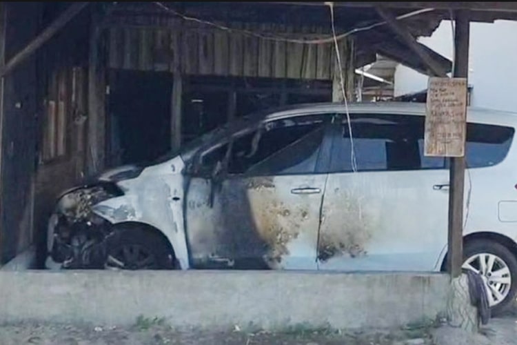 Pelatih golf di Kabupaten Deli Serdang, mengalami insiden tragis setelah rumah dan kendaraannya dilaporkan terbakar akibat aksi teror.