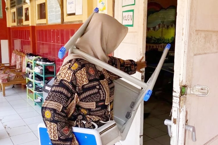 Bupati Lebak minta maaf secara terbuka kepada Arta Grace Monica, seorang wali murid SD Negeri 2 Pasir Tangkil.