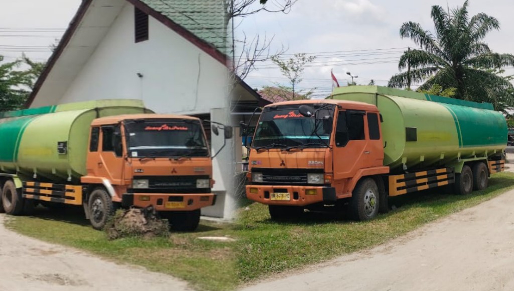 Dua truk pembuang limbah diamankan polisi. ist