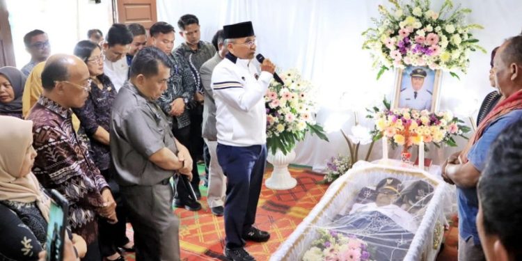 Bupati Simalungun saat melayat di rumah duka atas meninggalnya Camat Silimakuta.