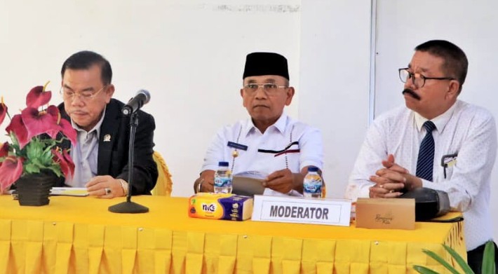 Bupati Simalungun H Anton Achmad Saragih (tengah), Mangihut Sinaga (kiri) dan Dr Sarles Gultom SH (kanan)