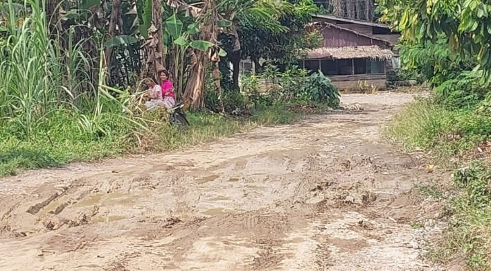 Jalan menuju Nagori Banjaran di Sambosar Raya