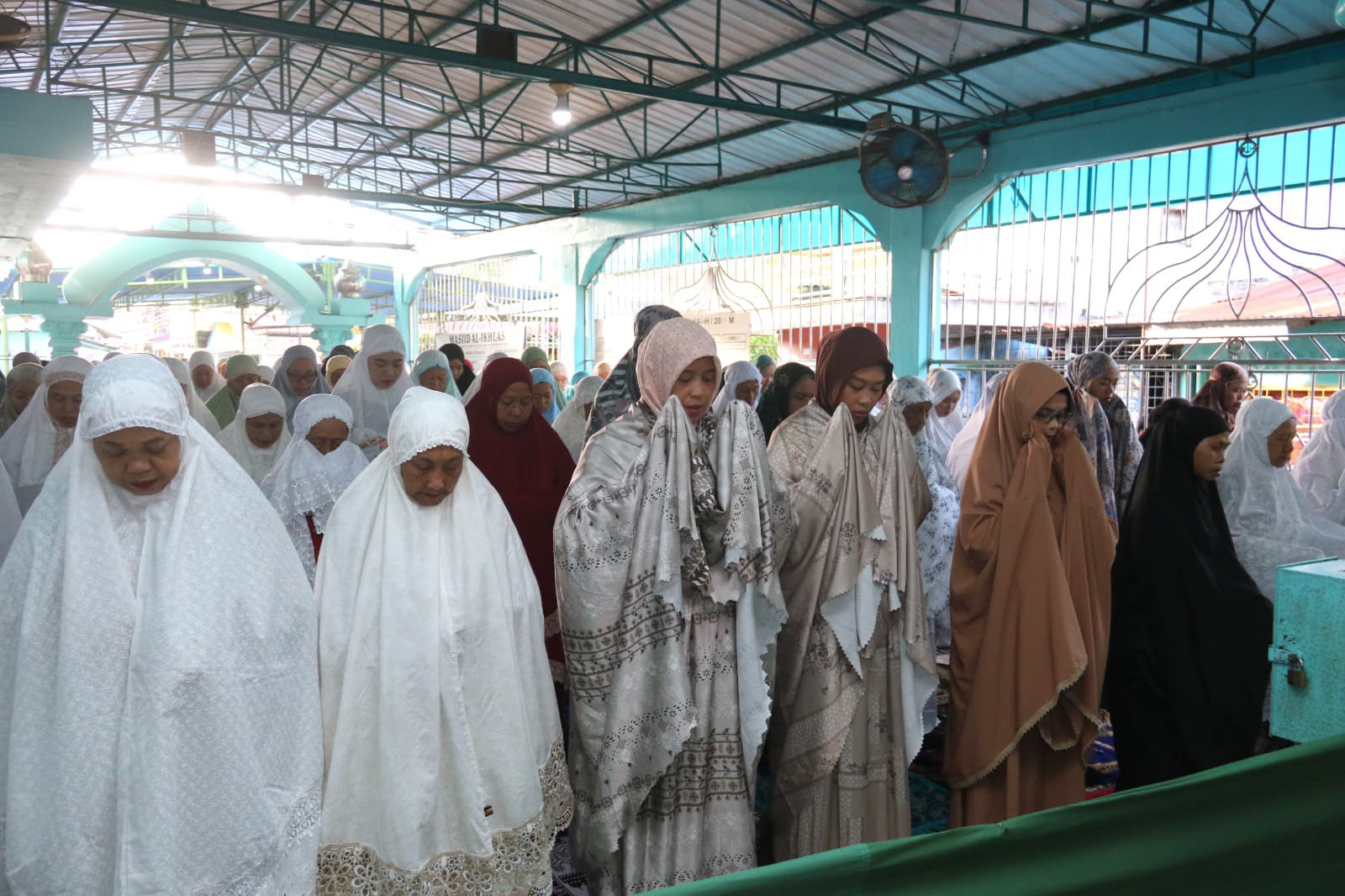 Wakil Walikota Herlina jalani salat Id di Masjid Al Ikhlas dekat kediaman pribadinya. ist