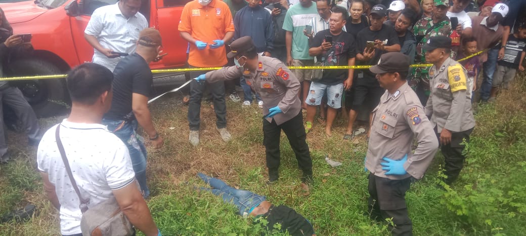 Petugas polisi mengevakuasi jenazah dari lokasi. (Foto: Akbar Harahap)