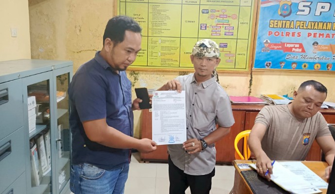 Agus Butarbutar saat menyampaikan surat pemberitahuan aksi unjuk rasa ke Polres Pematangsiantar.