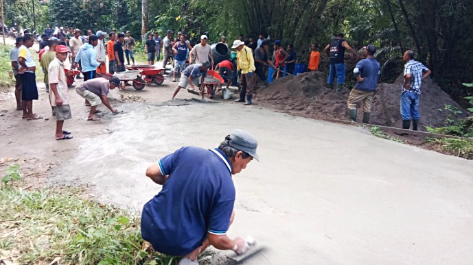 Warga Pematang Dolok Kahean saat bergotong-royong membangun jalan di desanya.