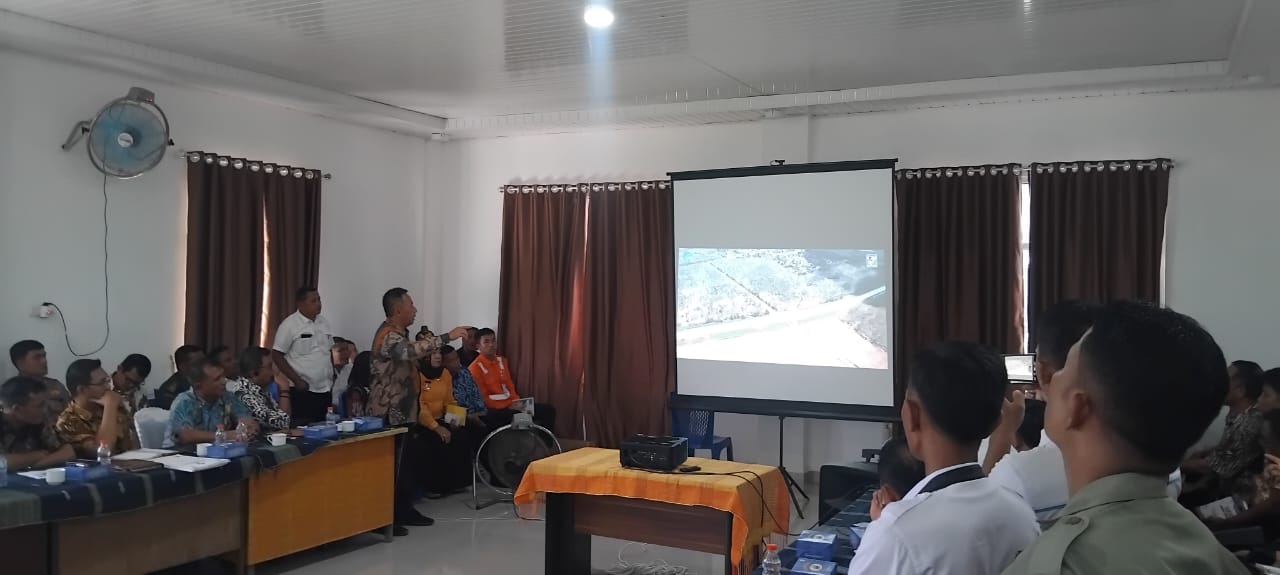 Rapat membahas persoalan banjir Pasar Bawah Serbalawan antara masyarakat dengan Pemkab Simalungun, beberapa waktu lalu. Ist