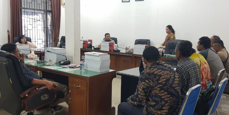 Suasana rapat dengar pendapat umum Komisi 3 DPRD yang sempat diabadikan wartawan sebelum diminta keluar.