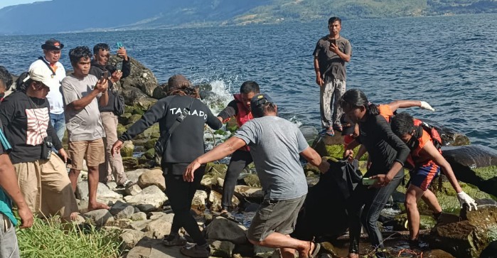 Tim SAR Danau Toba saat mengevakuasi korban meninggal