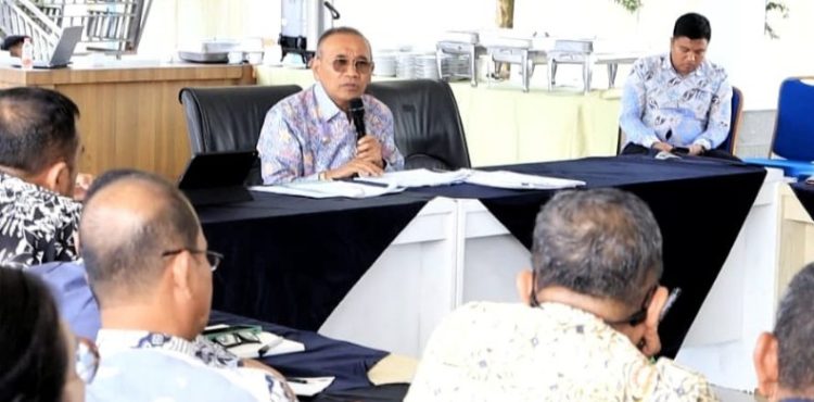 Bupati Simalungun Anton Achmad Saragih saat memimpin rakor.