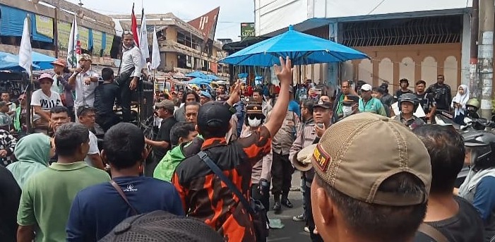 Situasi aksi unjuk rasa pedagang Pasar Horas di Jalan Merdeka.