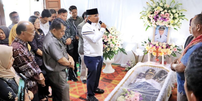 Bupati Simalungun saat melayat di rumah duka atas meninggalnya Camat Silimakuta.