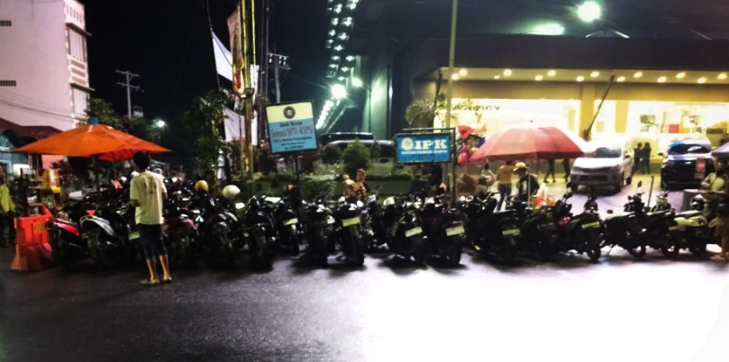 Pasca ditertibkan, tampak sepeda motor kembali parkir di depan Merdeka Mall Jalan Merdeka.