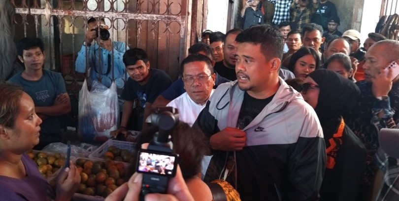 Gubsu Boby Nasution saat berada di Pasar Horas