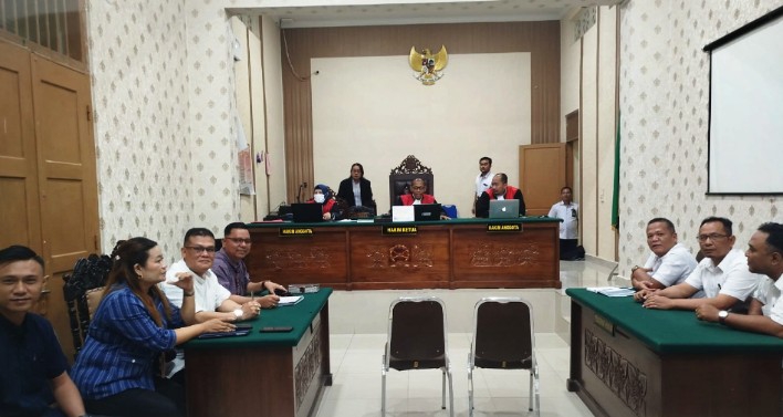 Majelis hakim bersama para pihak saat sidang pembacaan putusan di PN Pematangsiantar.