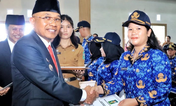 Bupati Simalungun serahkan SK kepada salah satu PPPK.