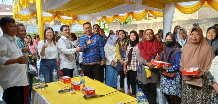 Hendra Pardede dan nyonya foto bersama dengan Sekcam dan warga yang mengikuti reses.