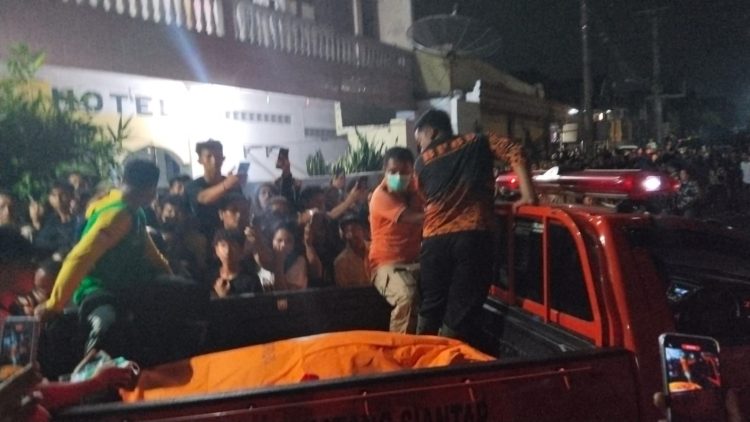 Petugas mengevakuasi jasad korban dari hotel. ist