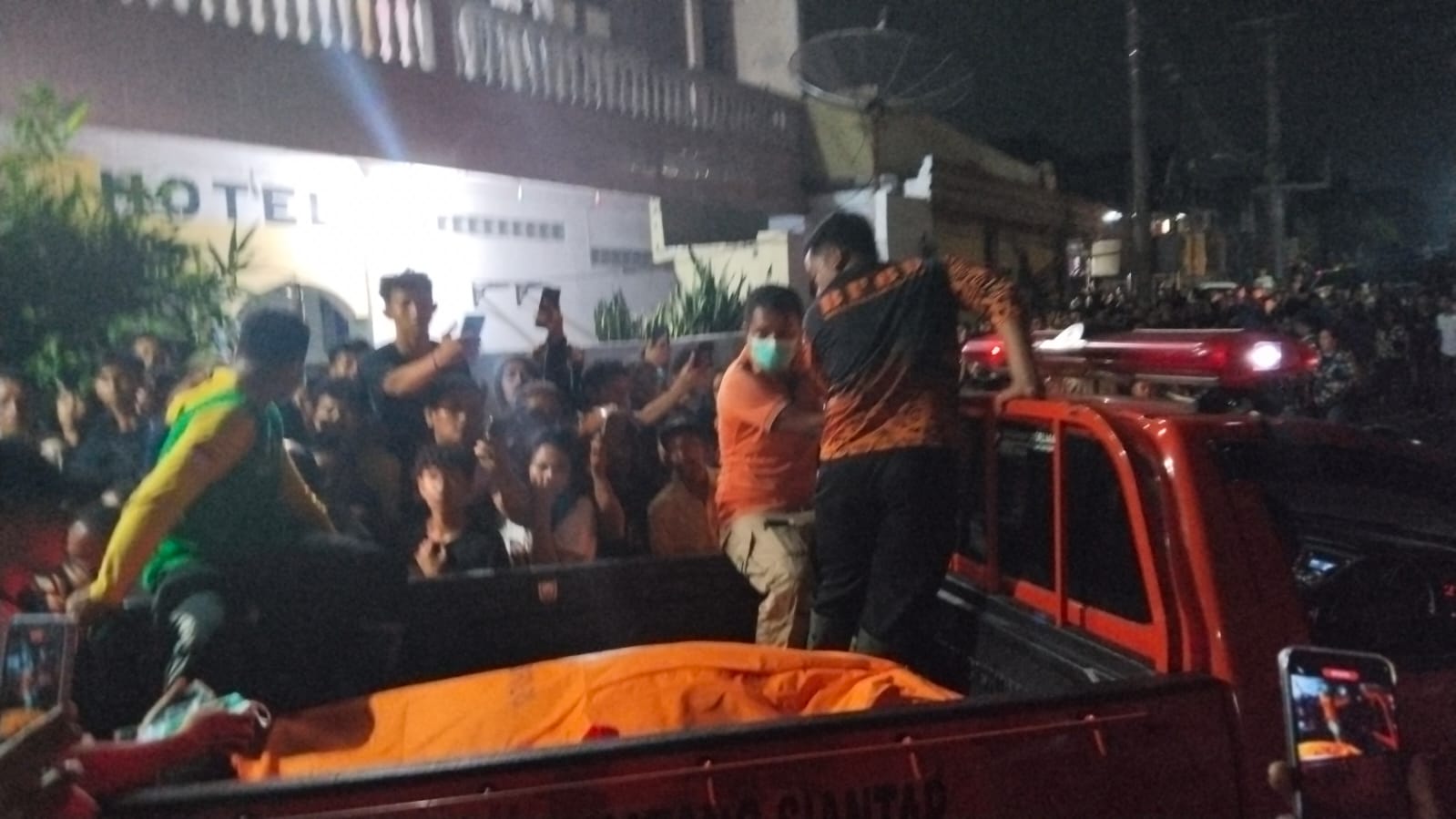 Petugas mengevakuasi jasad korban dari hotel. ist
