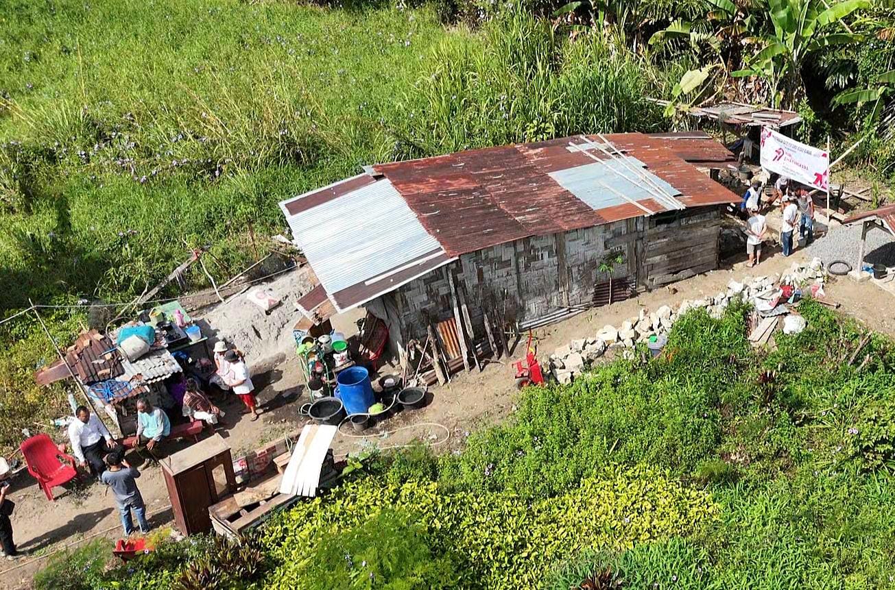 Dari Gubuk ke Rumah Impian: Kado Bhayangkara untuk Jasmasudin dan Mahdalina Dari Gubuk ke Rumah Impian: Kado Bhayangkara untuk Jasmasudin dan Mahdalina