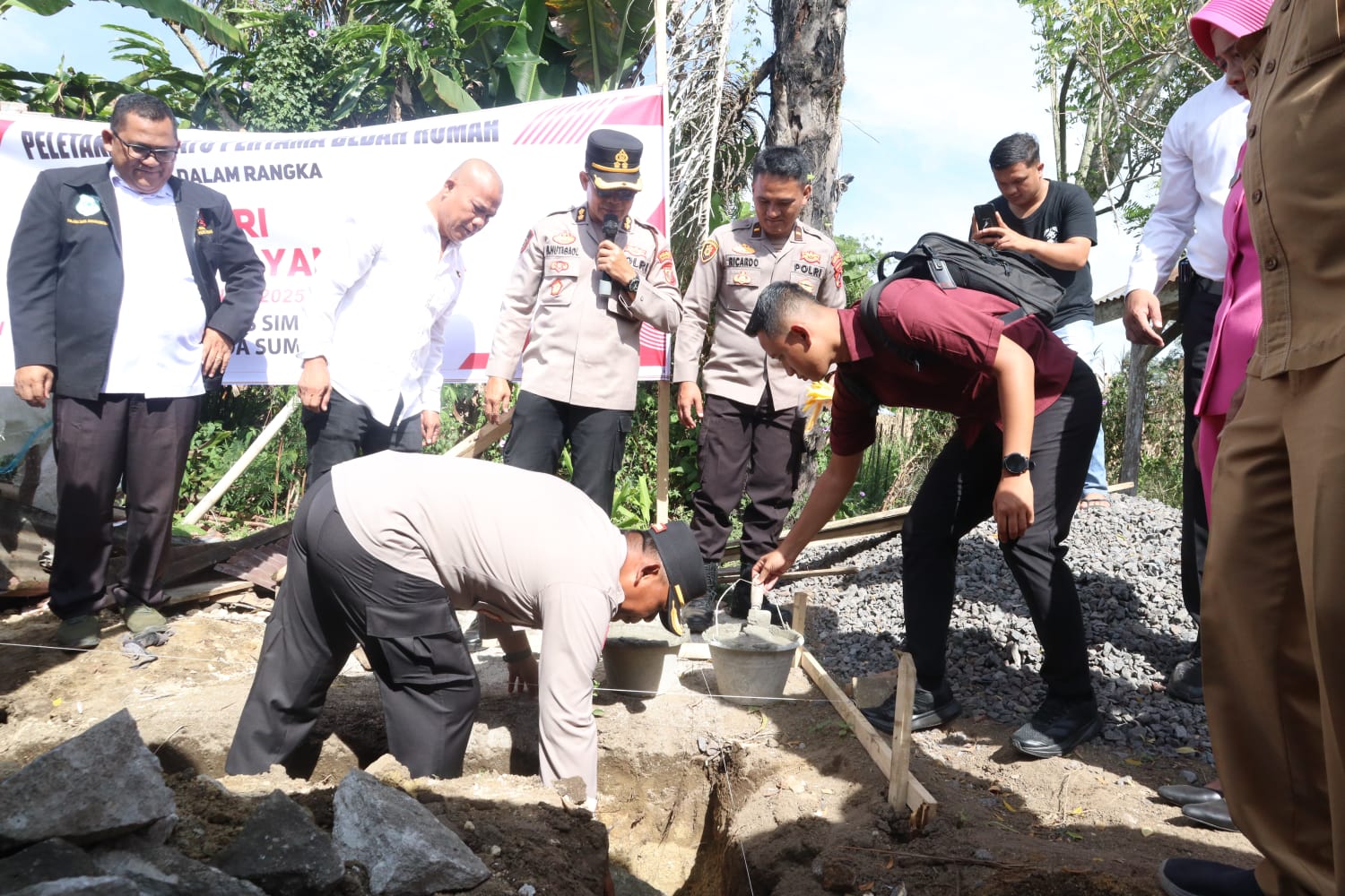 Peletakan batu pertama bedah rumah Jasmudin-Mahdalina, dilakukan Kapolres AKBP Marganda Aritonang. ist