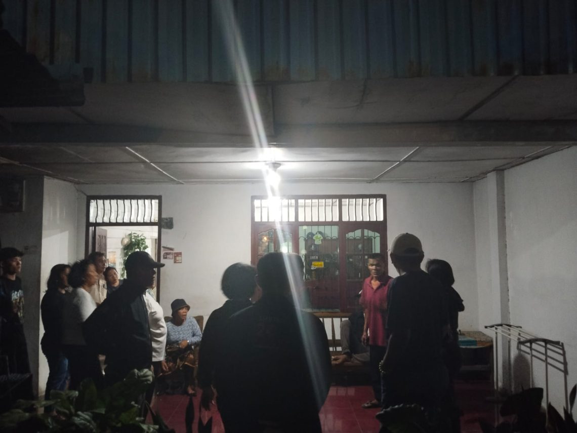 Temuan jasad pria diduga bunuh diri memantik perhatian warga sekitar. (Foto: Hendri Nainggolan)