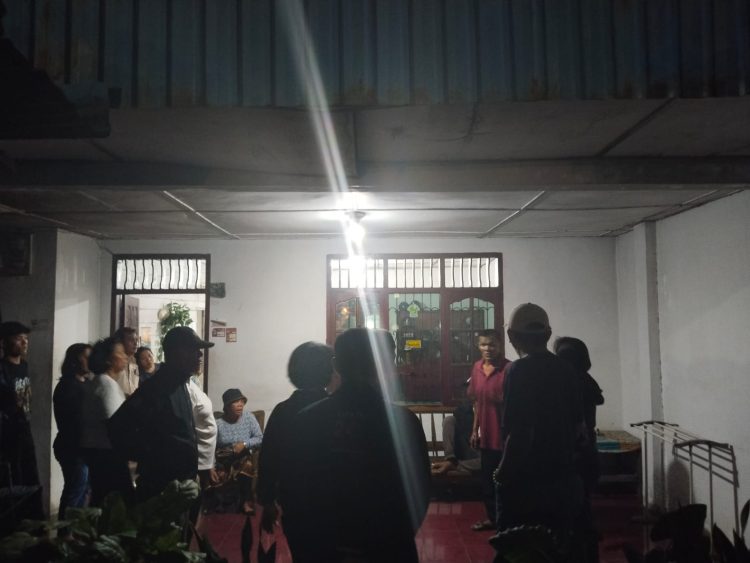 Temuan jasad pria diduga bunuh diri memantik perhatian warga sekitar. (Foto: Hendri Nainggolan)