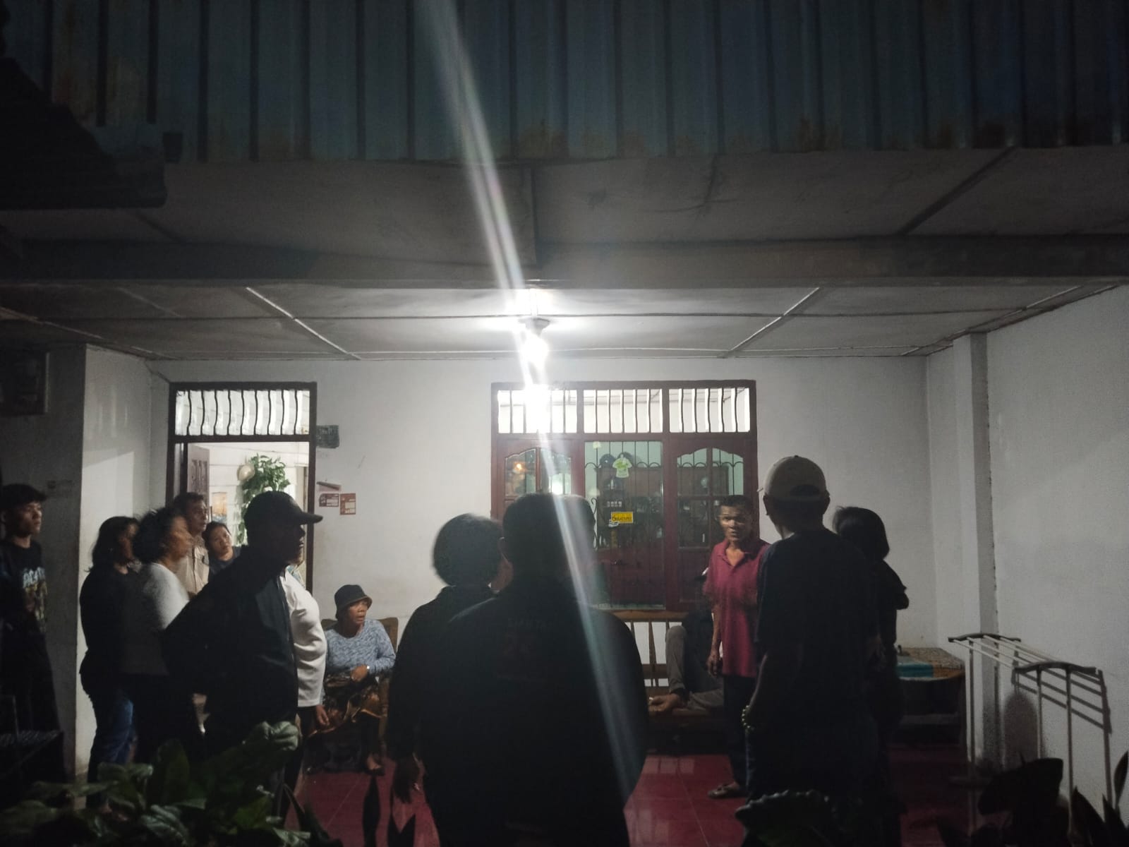 Temuan jasad pria diduga bunuh diri memantik perhatian warga sekitar. (Foto: Hendri Nainggolan)
