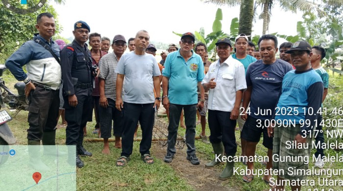 Tokoh masyarakat Nagori Silau Malela Martiaman Sijabat foto bersama dengan Mandor Kebun Bangun dan lainnya di lokasi pembangunan jembatan.
