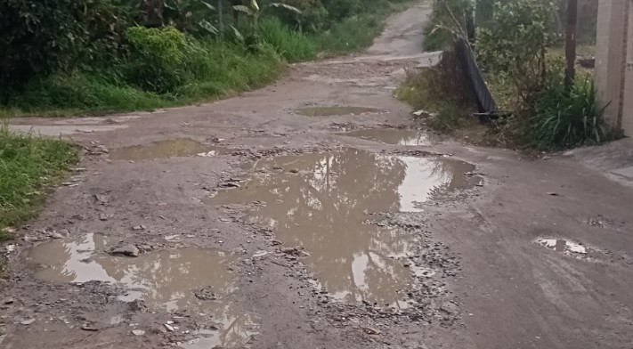 Kondisi jalan rusak pada Jalan Batu Permata Raya