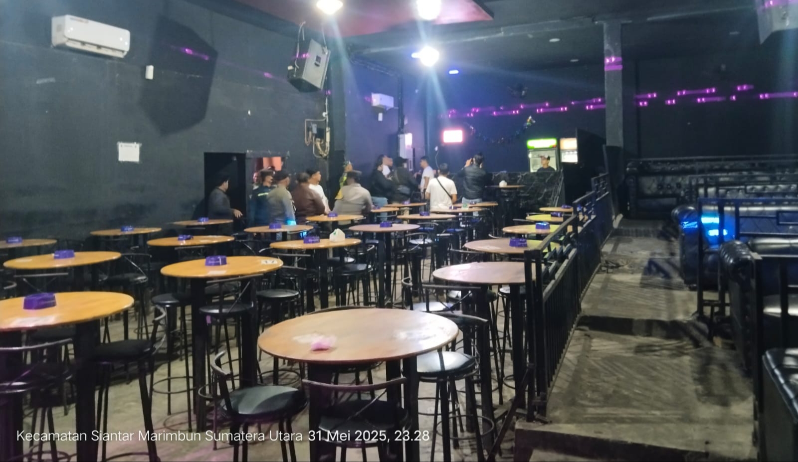 Tampak pengunjung Koin Bar masih sepi setibanya petugas datang merazia. (Foto: Reynaldi Manik)