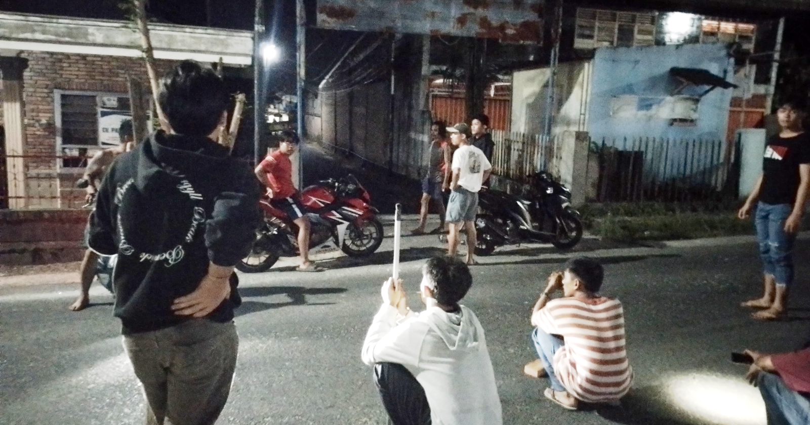 Sekelompok pemuda berjaga mengatisipasi kejadian pencurian terulang. (Foto: Reynaldi Manik)