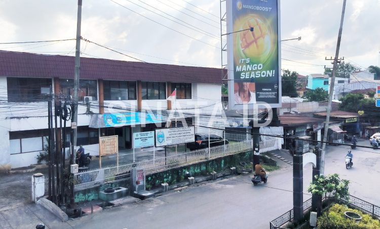 Reklame didirikan diberam jalan, tepat didepan instansi pemerintah. ist