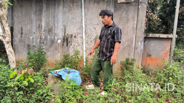 Supriyanto menunjukkan lokasi pompa sumur bor bantuan perusahaan pengolah sawit. Ist