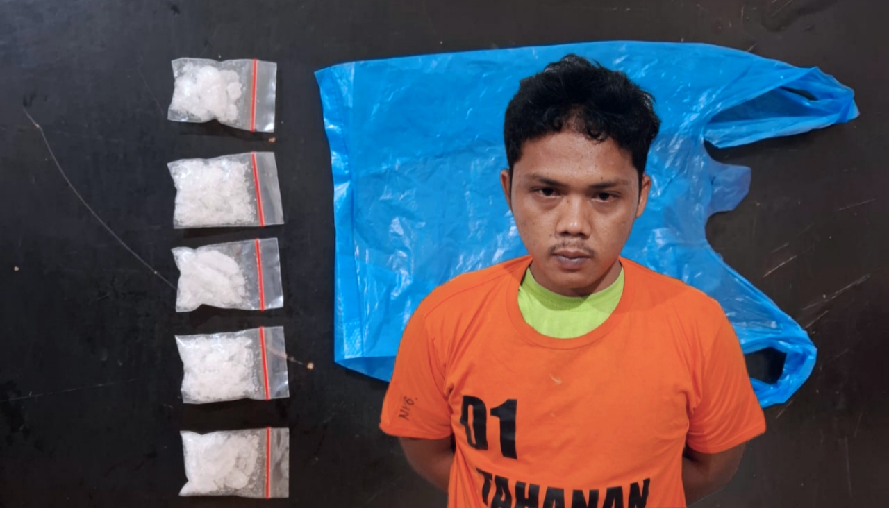 Tersangka berikut barang bukti narkoba sabu yang disita kepolisian. ist