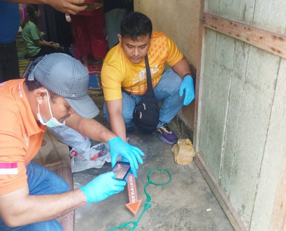 Petugas kepolisian melakukan olah TKP di lokasi. Ist