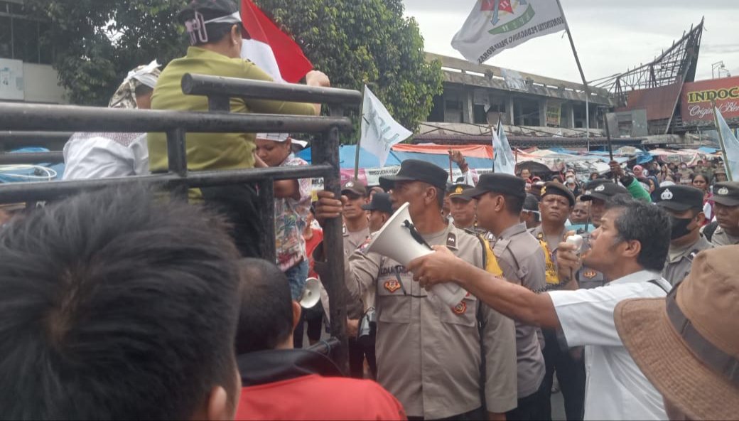 Demo pedagang Pasar Horas ricuh. (Foto: Alboing Damanik)